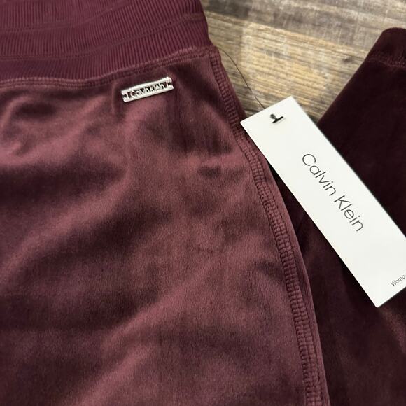 Calvin Klein Women's Burgundy Solid Velvet High Rise Trousers Pants Size 2X NWT - Picture 4 of 4